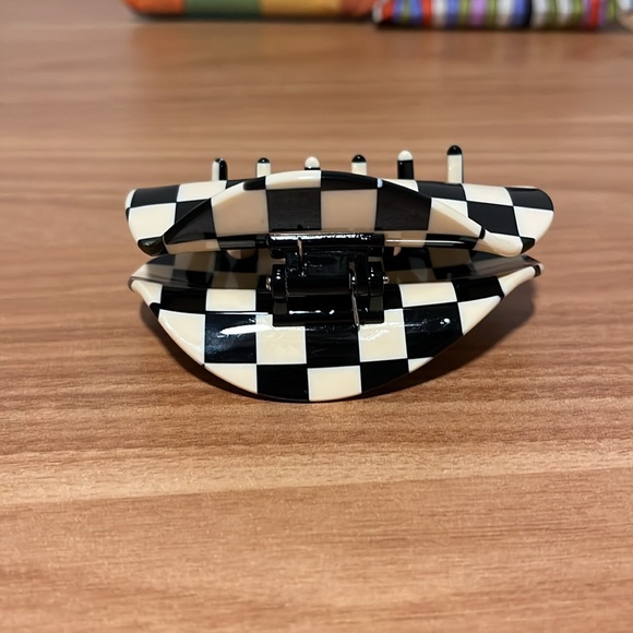 Chunks - Checker Claw Clip in Black + White - Picture 3 of 4